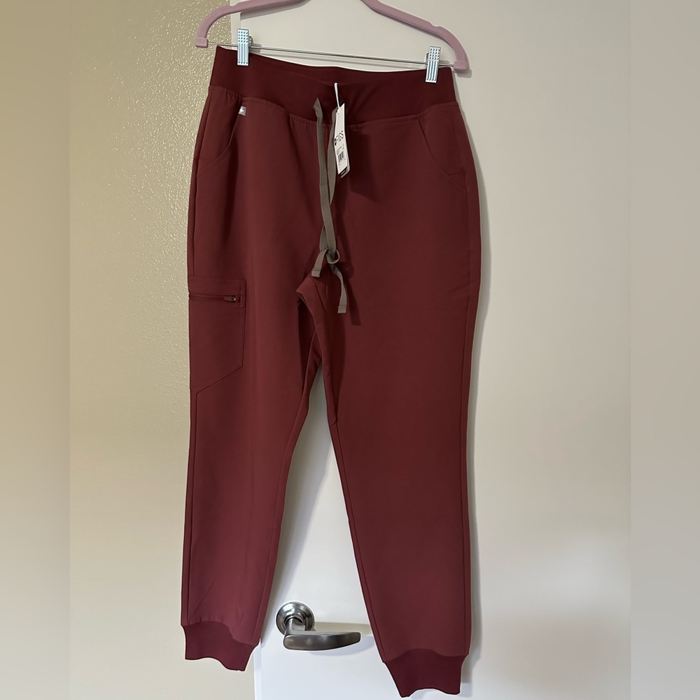 NWT! Figs - Dark Cherry Zamora High Waisted
2.0 - Joggers+ Casma Top Size Medium